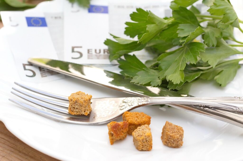 Il segreto per mangiare bene e spendere poco in viaggio: evita le piazze principali