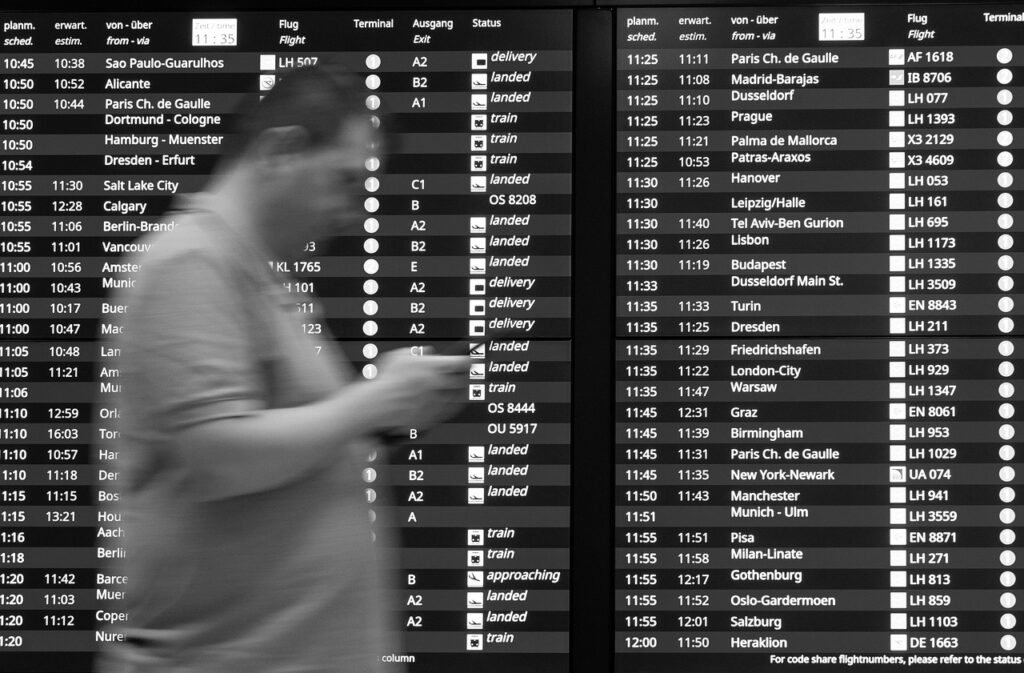 Come usare il cellulare in aereo (legalmente): non devi attivare sempre la modalità aereo