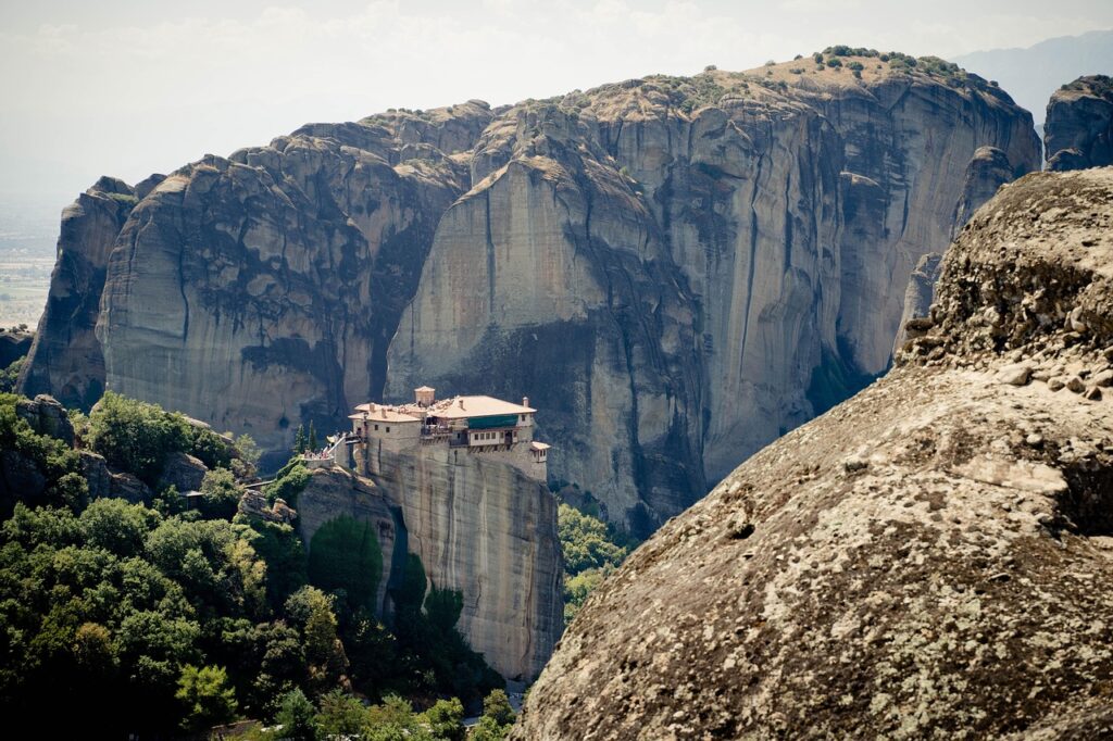 Il monastero costruito su una roccia a strapiombo: un luogo di pace e vertigini