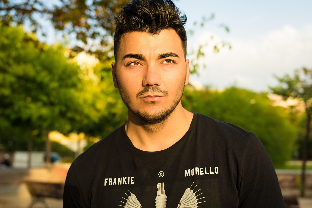 Dargen D'Amico durante un'esibizione, simbolo del suo successo musicale e finanziario.