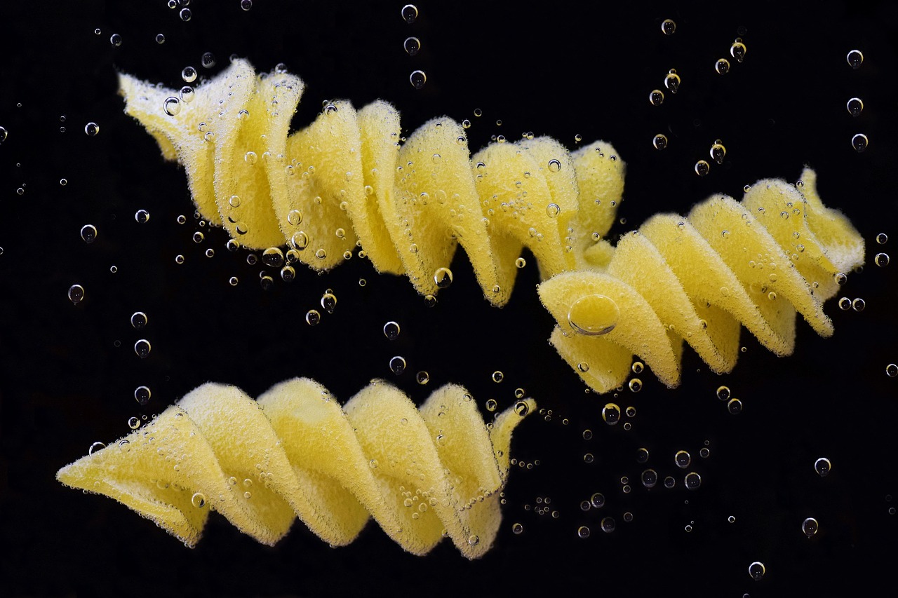 Acqua di cottura della pasta versata in una pianta, nutrimento naturale per il giardinaggio.