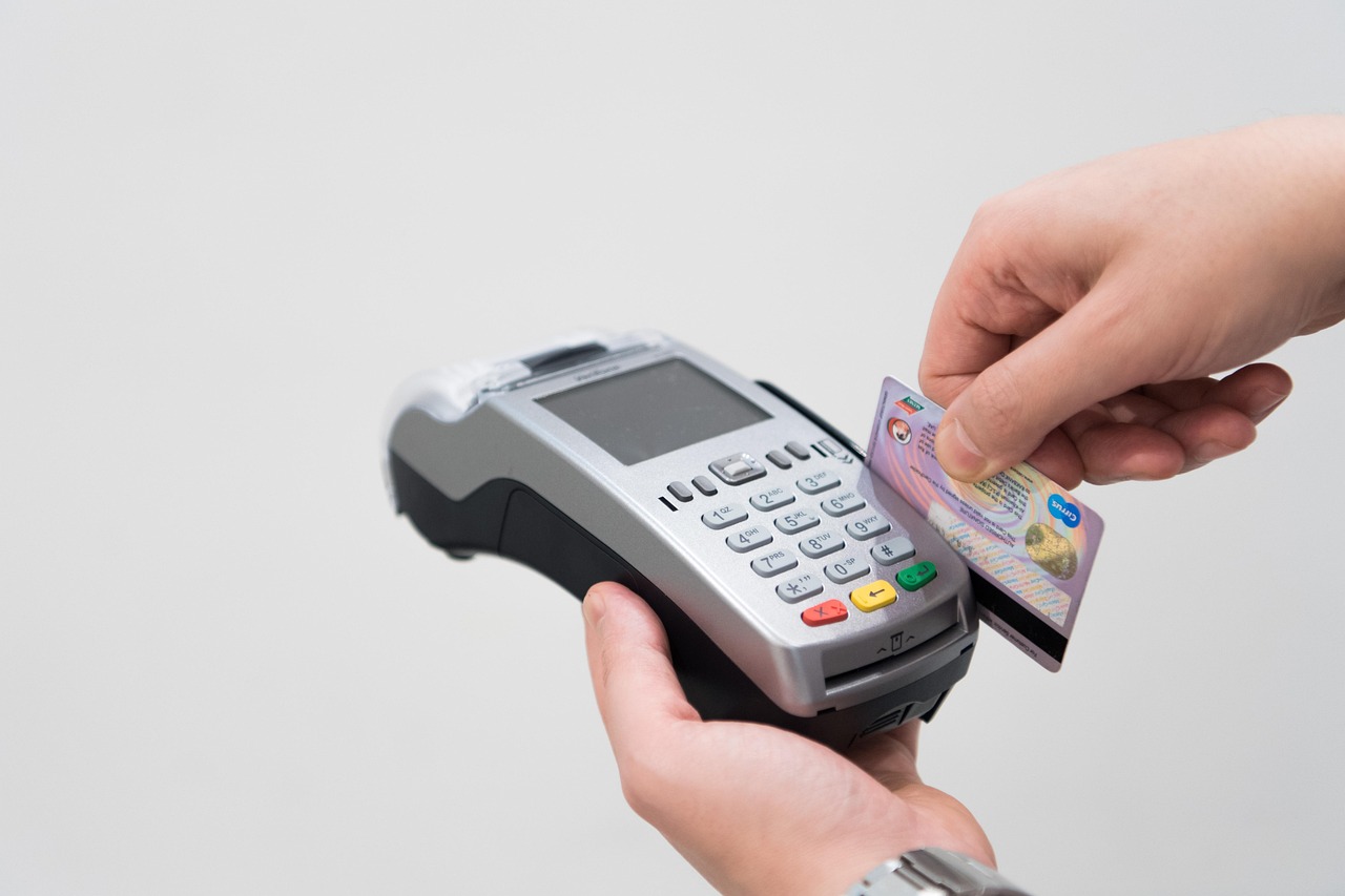 Rifiuto pagamento con carta al POS, illustrazione di rischi e sanzioni per commercianti.