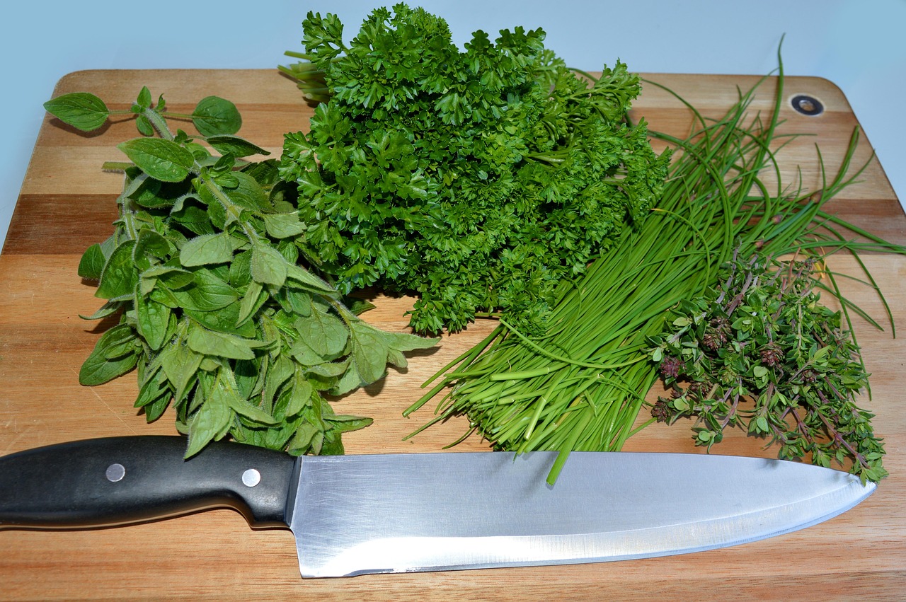 Erbe aromatiche fresche in vaso, pronte per la coltivazione in cucina.