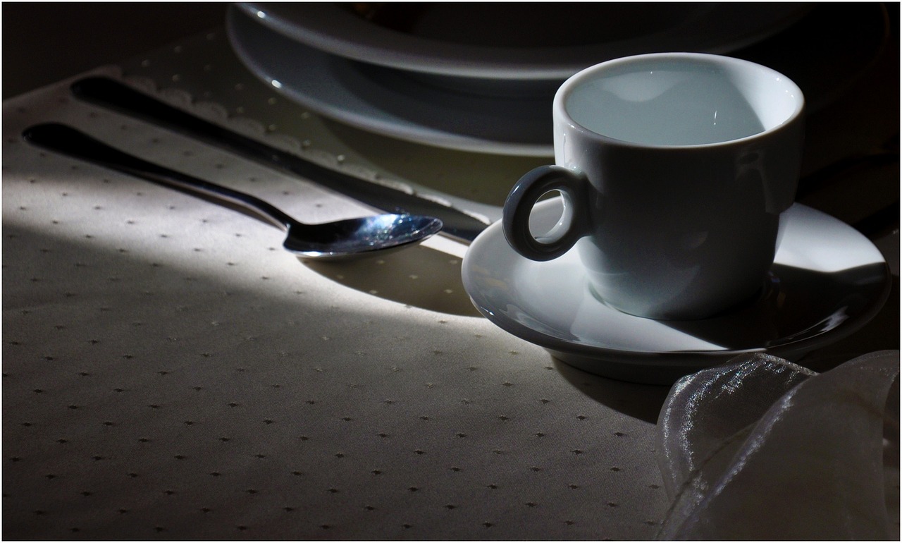 Tovaglia macchiata di caffè con un rimedio naturale per rimuovere le macchie.