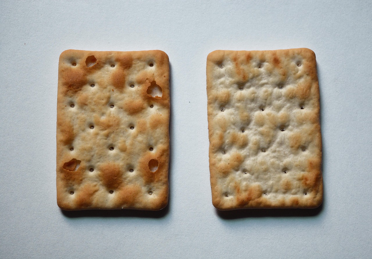 Immagine di diversi tipi di crackers con avvisi sui loro effetti negativi per la salute.