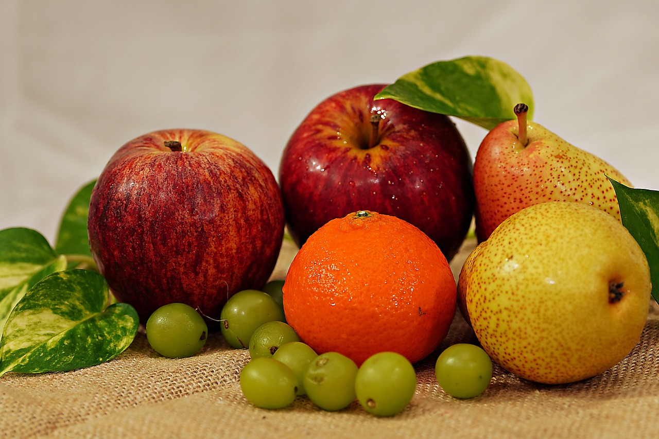 Frutto colorato su un tavolo, simbolo di alimentazione sana e prevenzione del tumore.