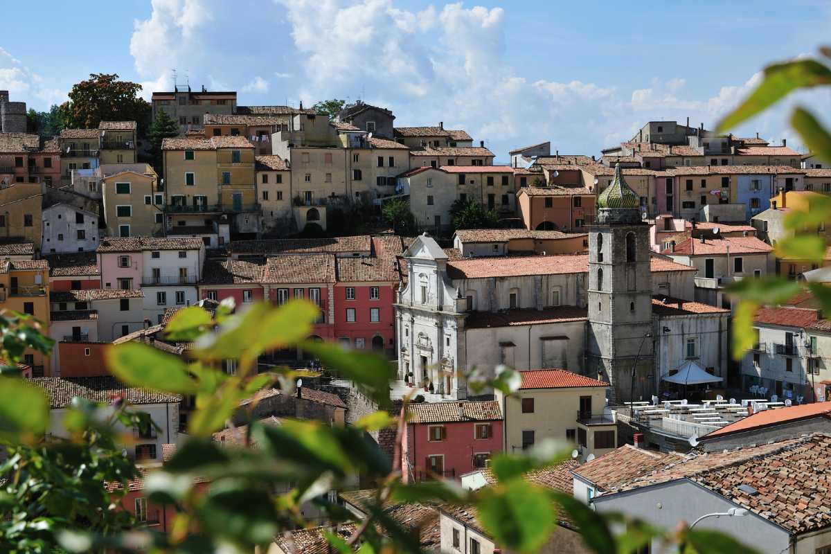 Paesaggio del gioiello nascosto in Emilia, con colline verdi e antichi borghi.