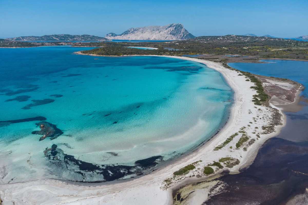 Vista panoramica di un'isola italiana con acque cristalline e natura incontaminata.