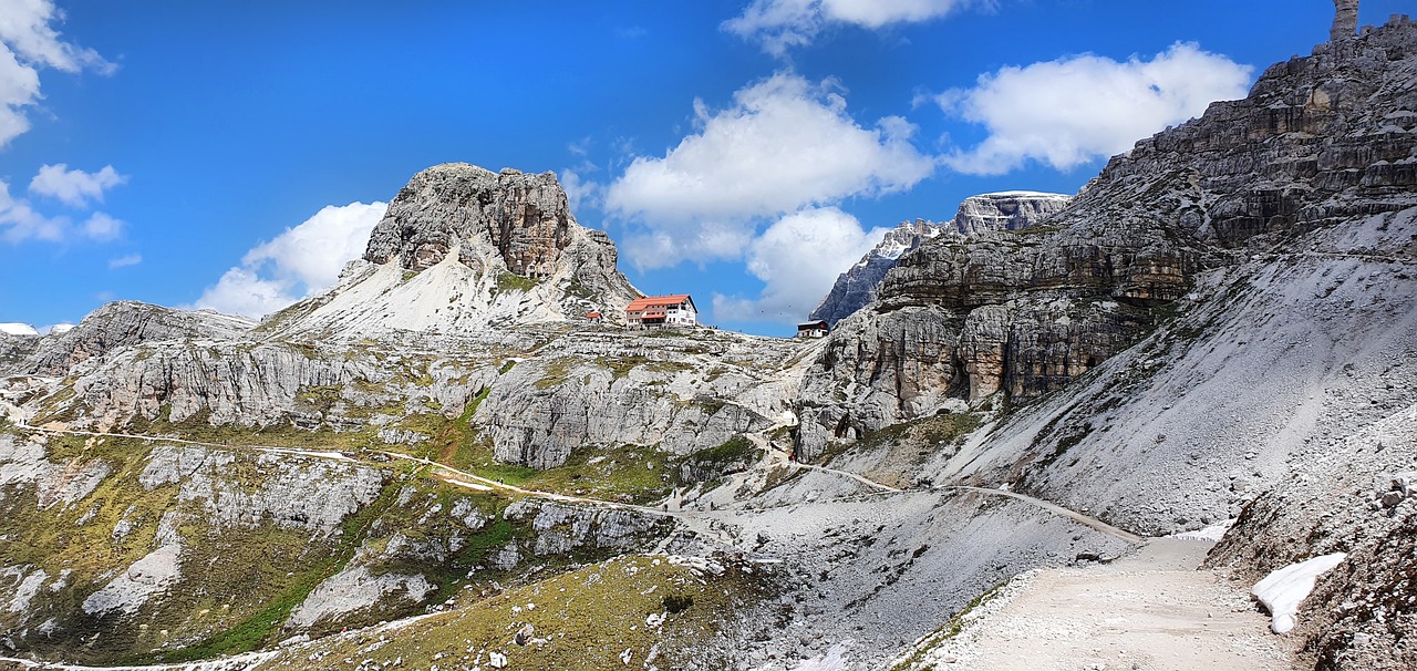 Escursionisti su una via ferrata tra le maestose Dolomiti, circondati da paesaggi mozzafiato.