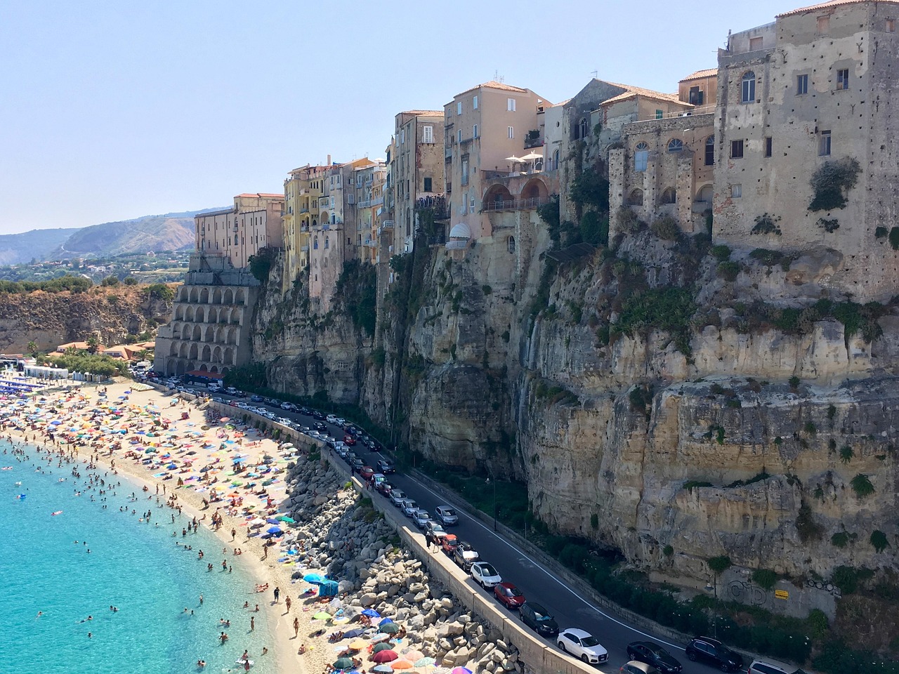 Vista panoramica dell'isola italiana senza auto, con spiagge e sentieri suggestivi.