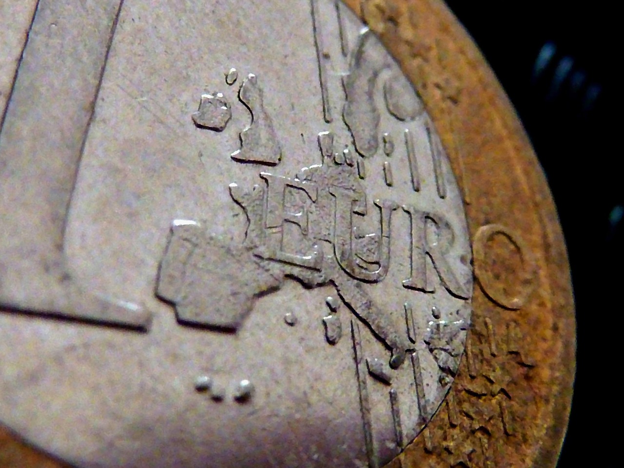 Monete da 2 euro con errore di conio, potenzialmente molto preziose per i collezionisti.
