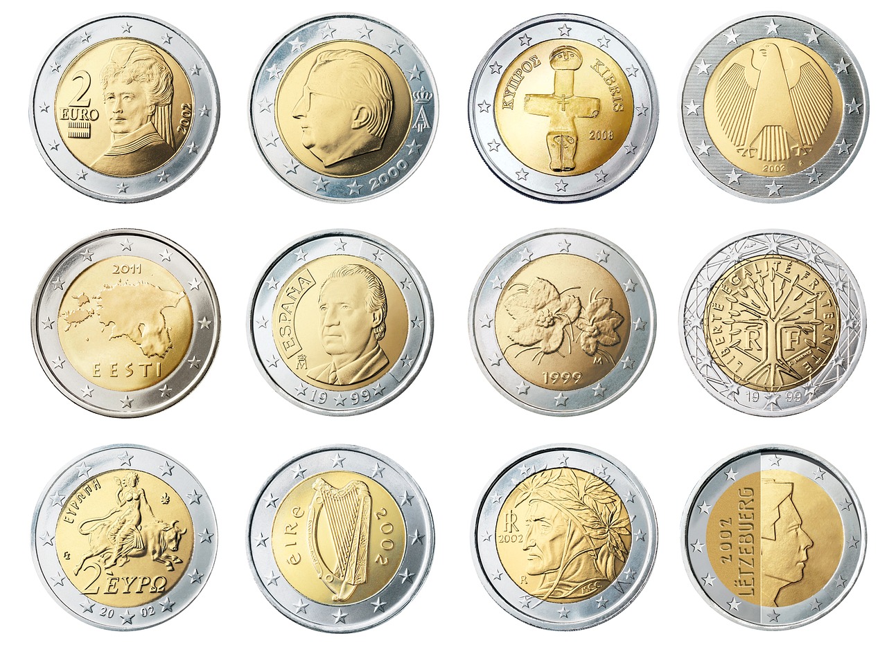 Monete da 2 euro rare in esposizione, evidenziando dettagli unici e valore collezionistico.