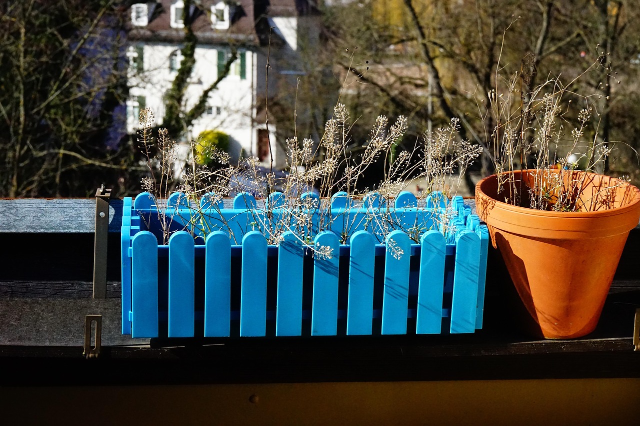 Balcone fiorito con piante primaverili pronte per la coltivazione.