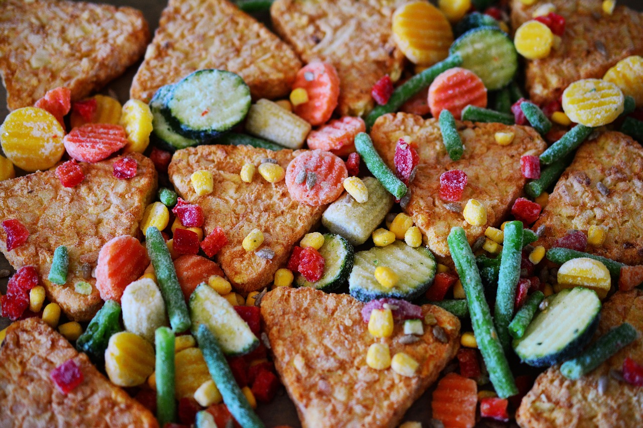 Immagine di surgelati con etichette di marche sconsigliate in un supermercato.