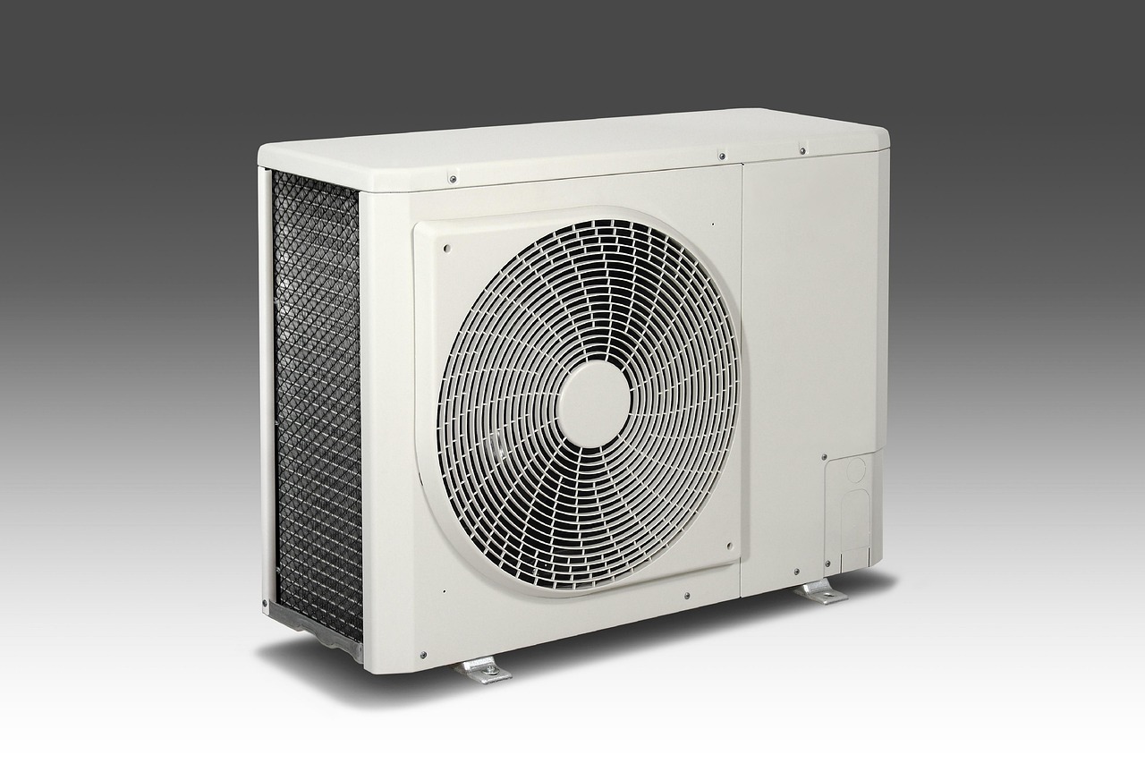 Pompa di calore installata in un'abitazione, con focus su risparmio energetico e costi in bolletta.