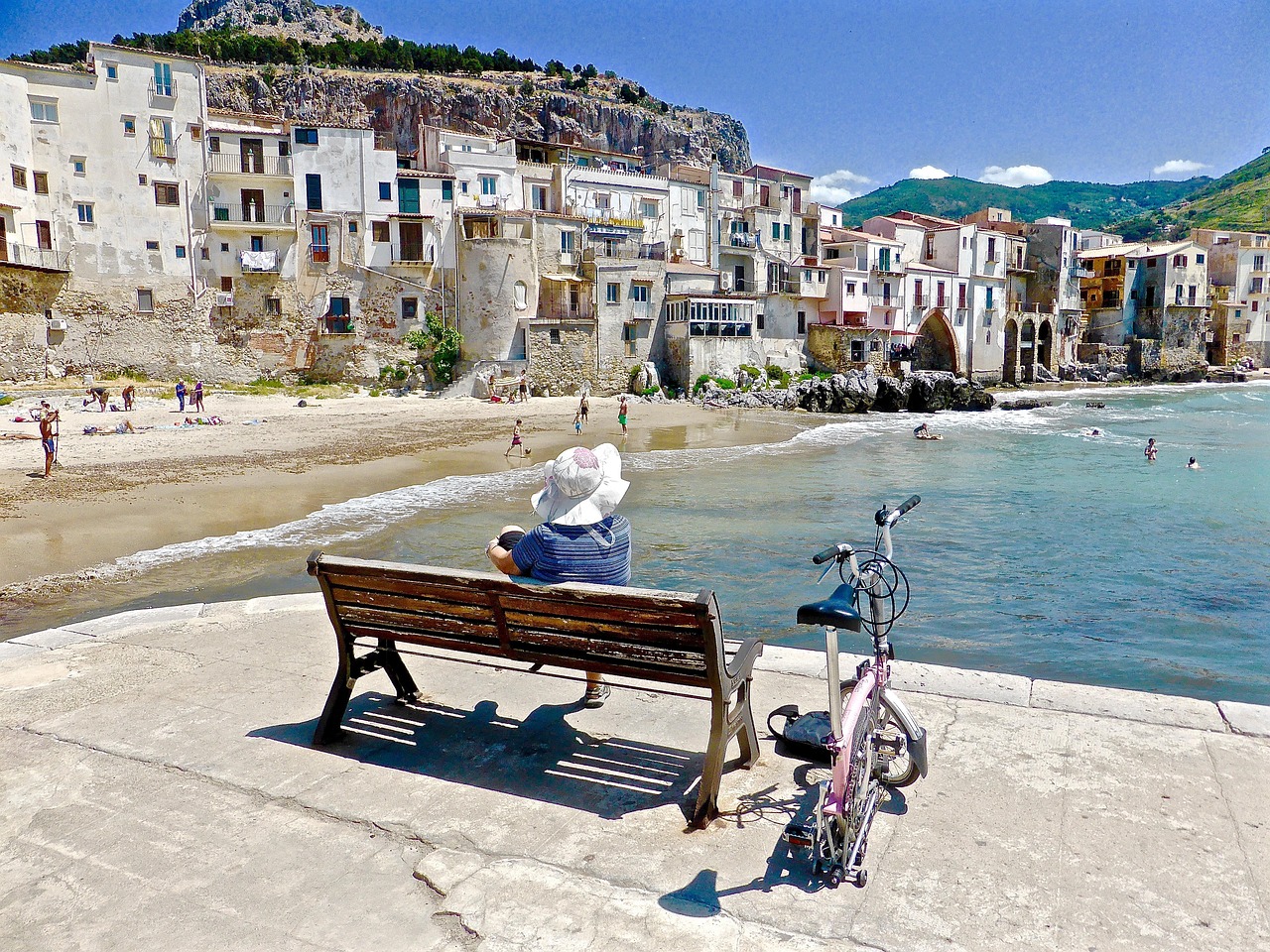 Anziani in vacanza in Italia, scoprendo mete tranquille e accessibili.