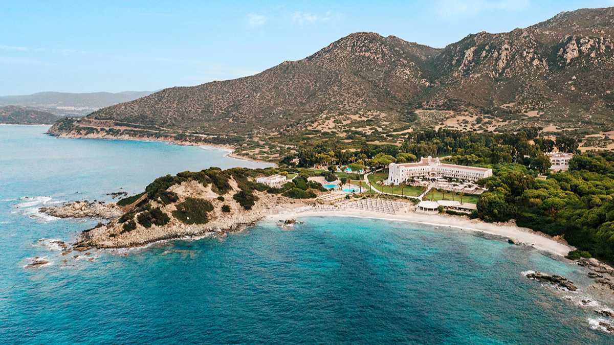 Villaggio turistico all-inclusive in Italia con piscine e aree verdi, ideale per famiglie e relax.