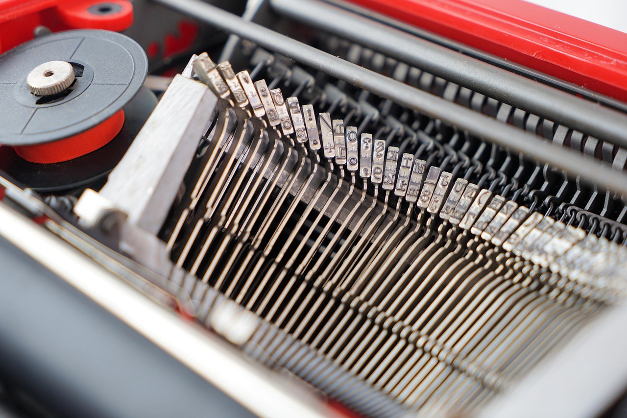 Macchina da scrivere Olivetti del 1980, evidenziando il design vintage e il logo distintivo.